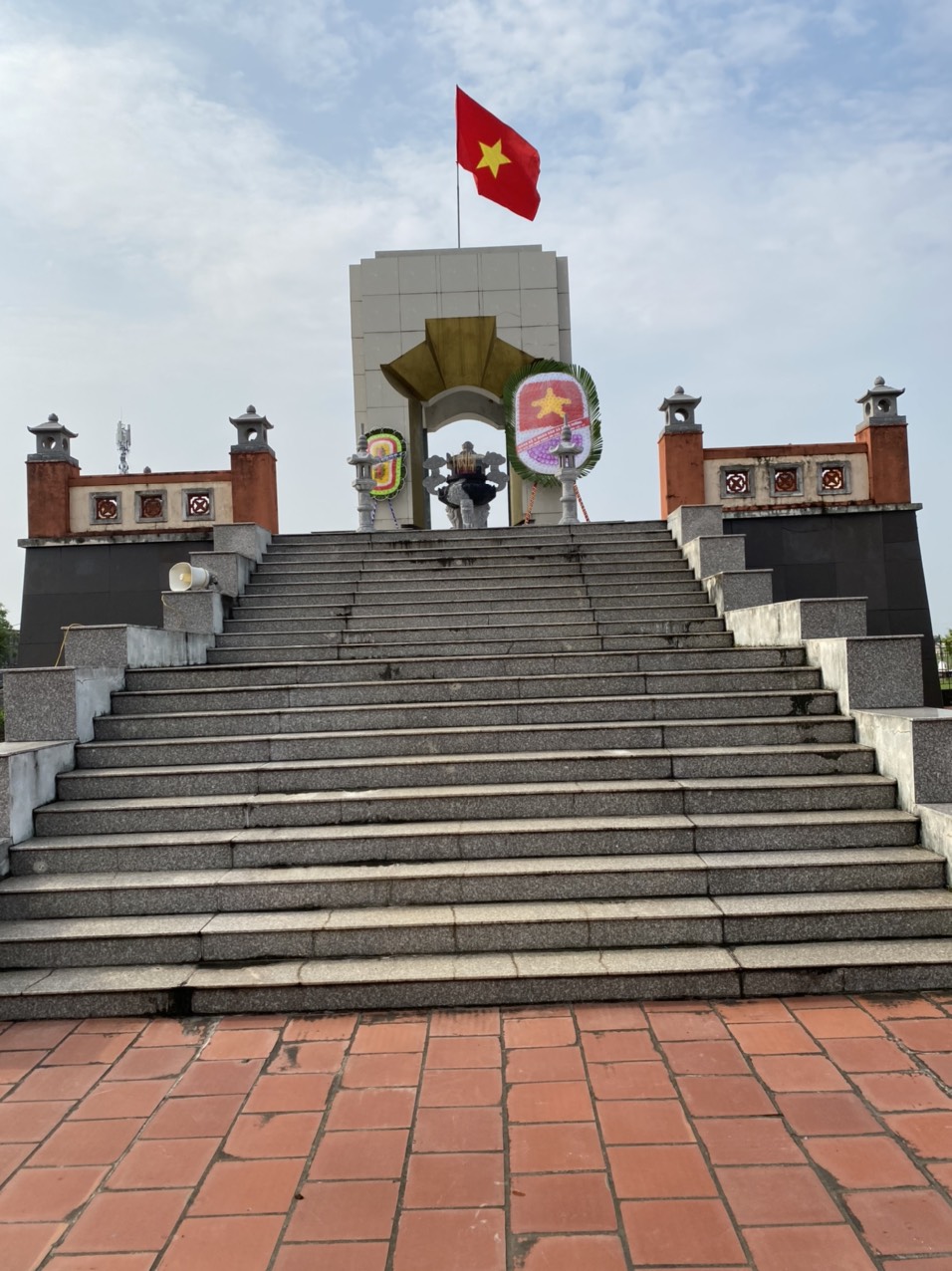 Đảng ủy – HĐND – UBND xã Đồng Hướng tổ chức lễ dâng hương, dâng hoa  các anh hùng liệt sỹ tại Đài tưởng niệm xã nhân ngày 27/7